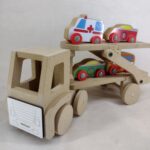 Camión articulado transporta autos. 10x34x20cm